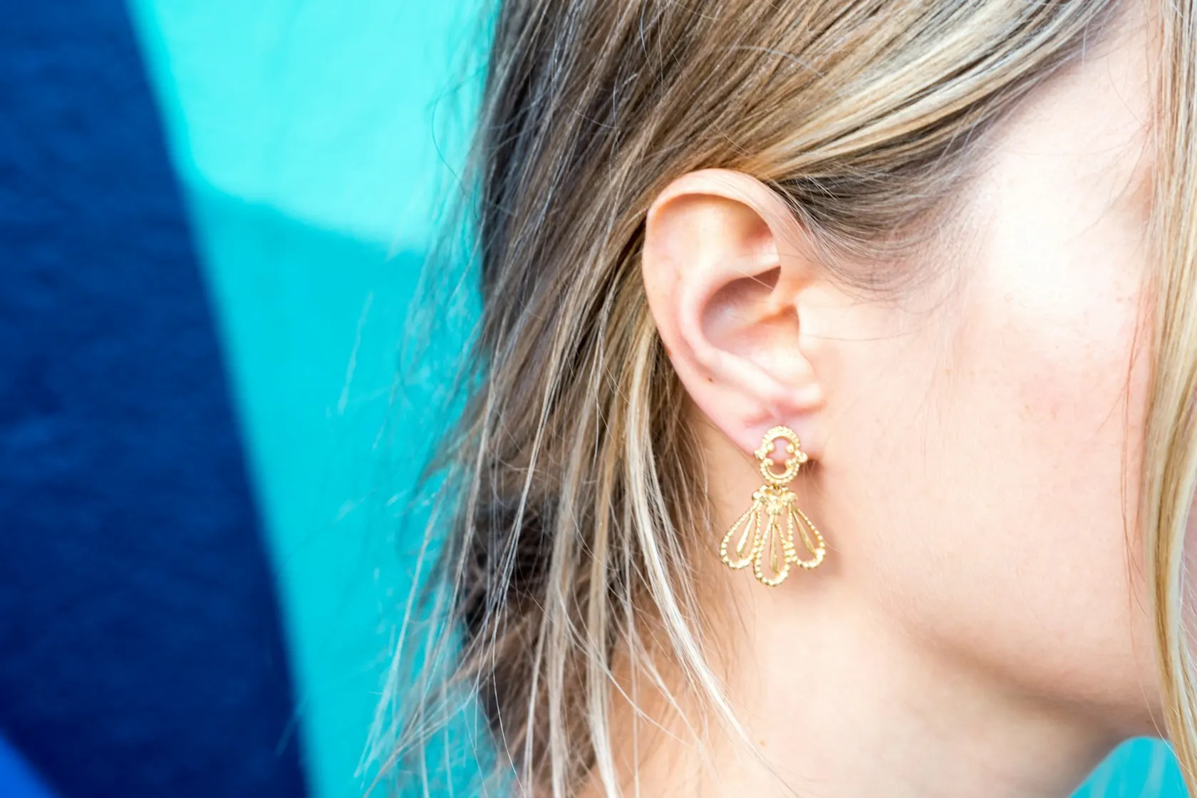 Gros plan sur l’oreille d’une femme
